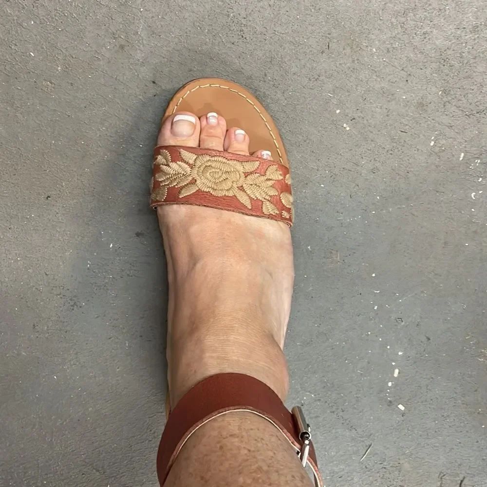 Latigo Anthropologie Tana Sandals Leather Size 10 Embroidered designs Boho